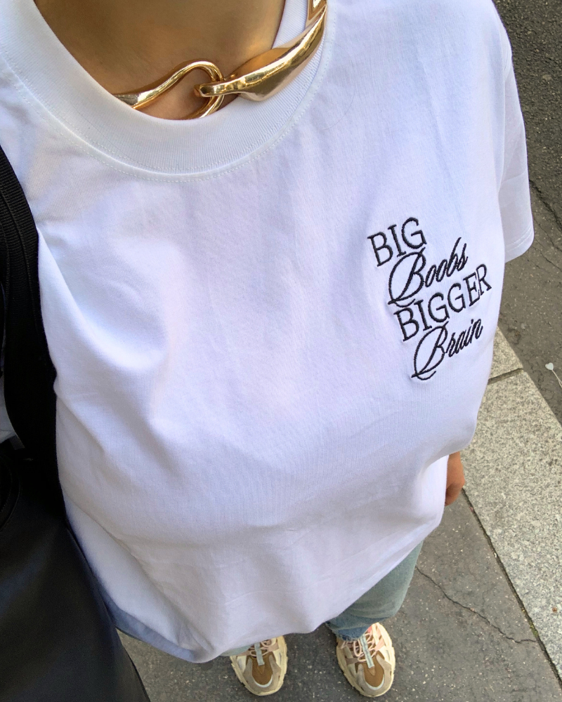 T-shirt brodé – Big Boobs Bigger Brain